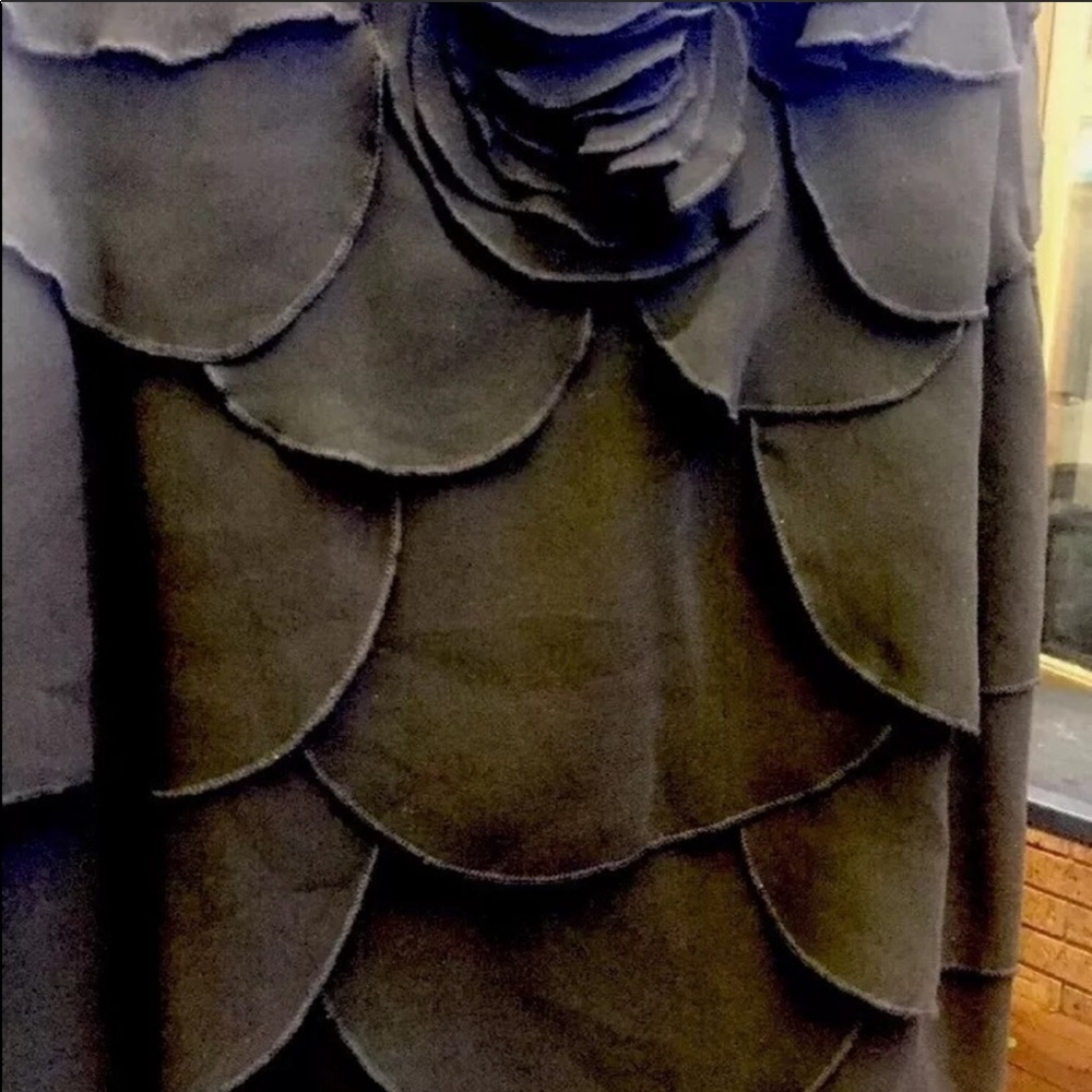 Holiday ready🎁🌲Designer Black Petal top Ret $198